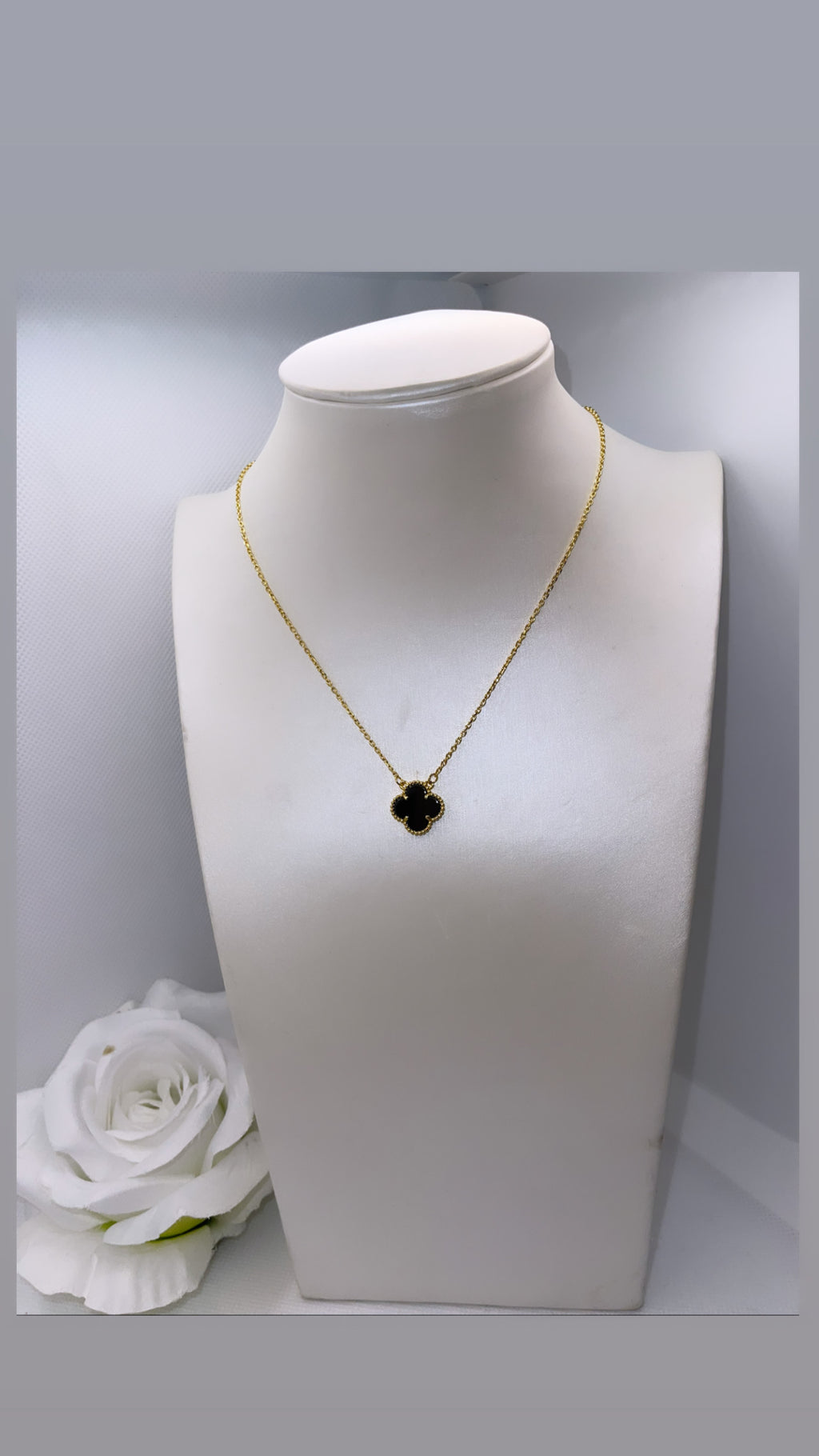 Collier trèfle noir