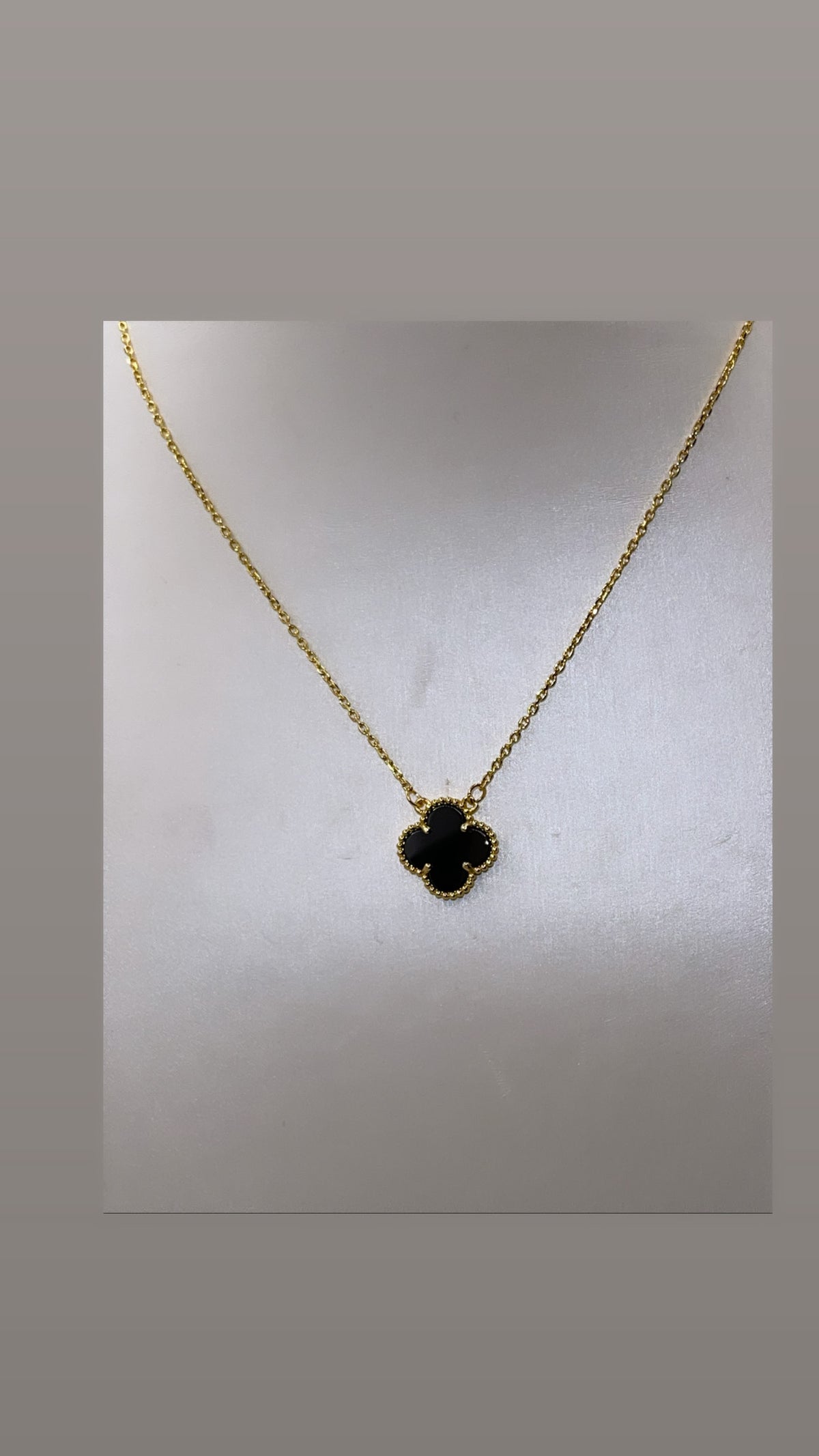 Collier trèfle noir