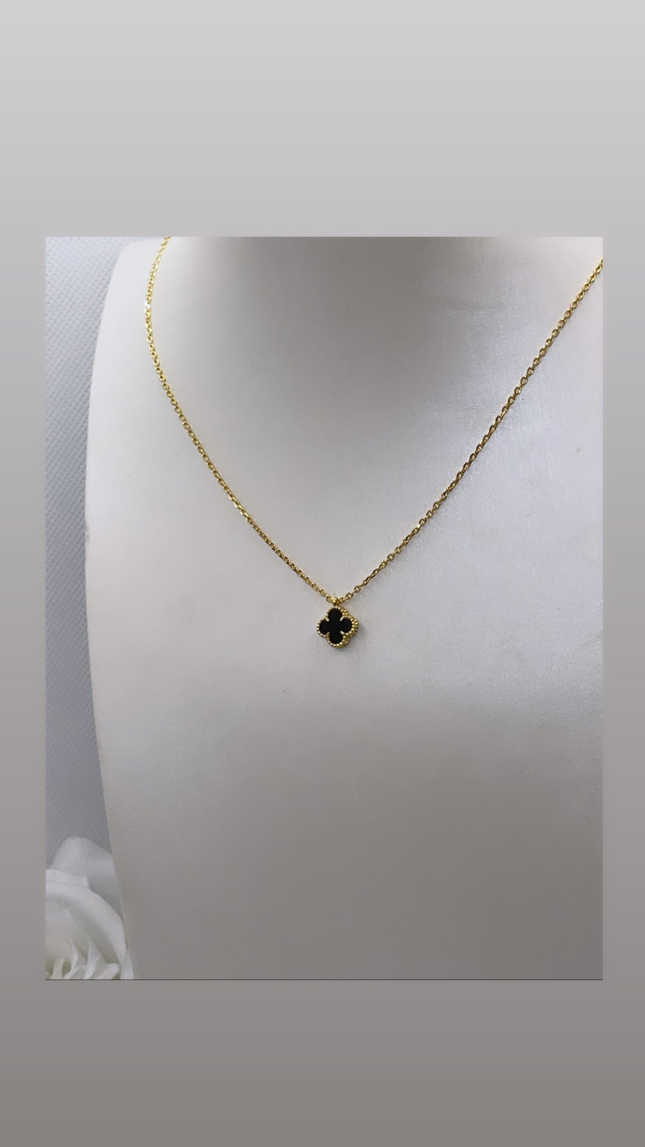Collier en argent doré chaîne boules et trèfle en verre faceté noir 38+5cm Collier en argent doré chaîne boules et trèfle en verre faceté noir 38+5cm