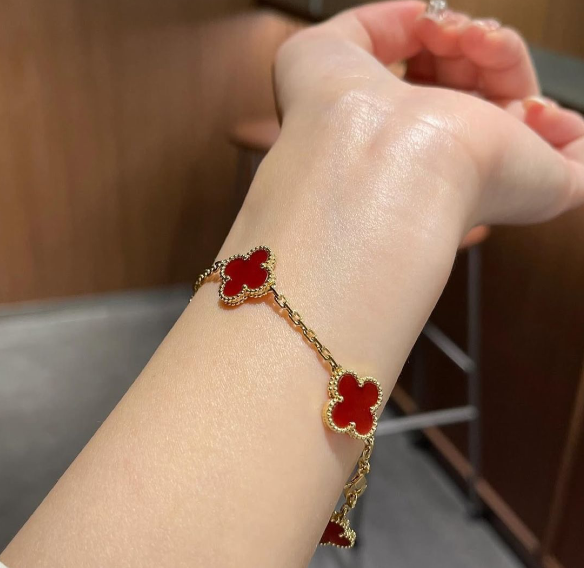 Bracelet trèfle rouge bordeau