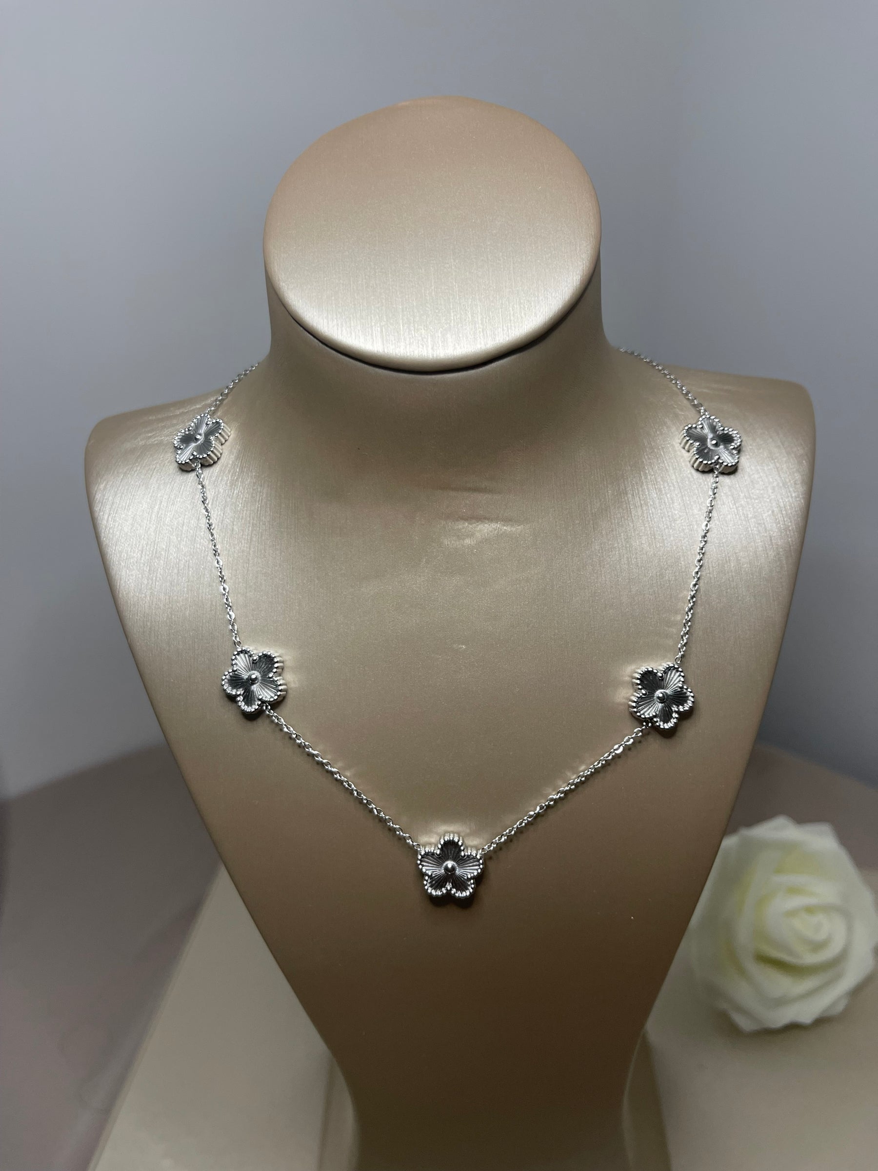 Collier Trefles many silver