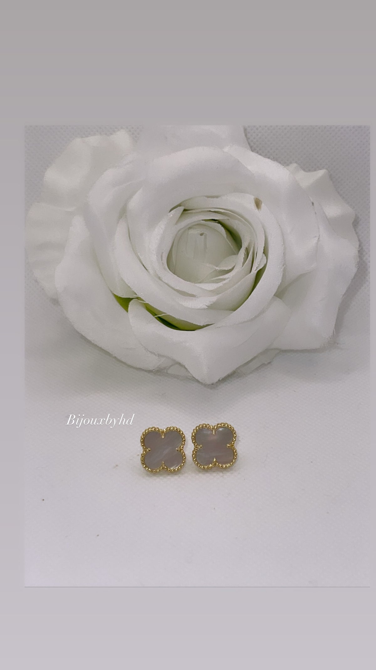 Boucles d’oreilles trèfle blanc