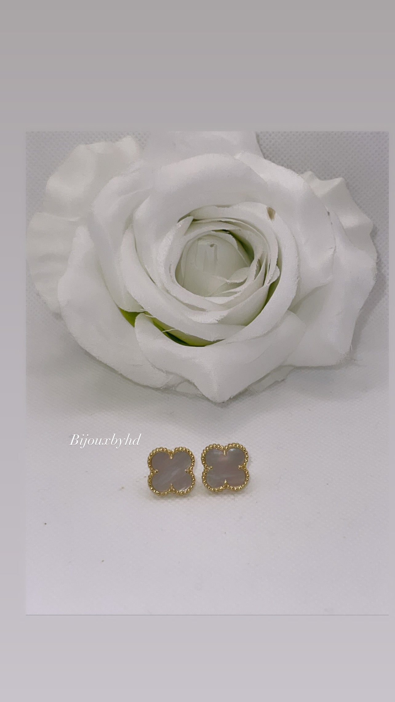 Boucles d’oreilles trèfle blanc