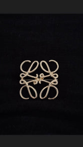 Broche Loe