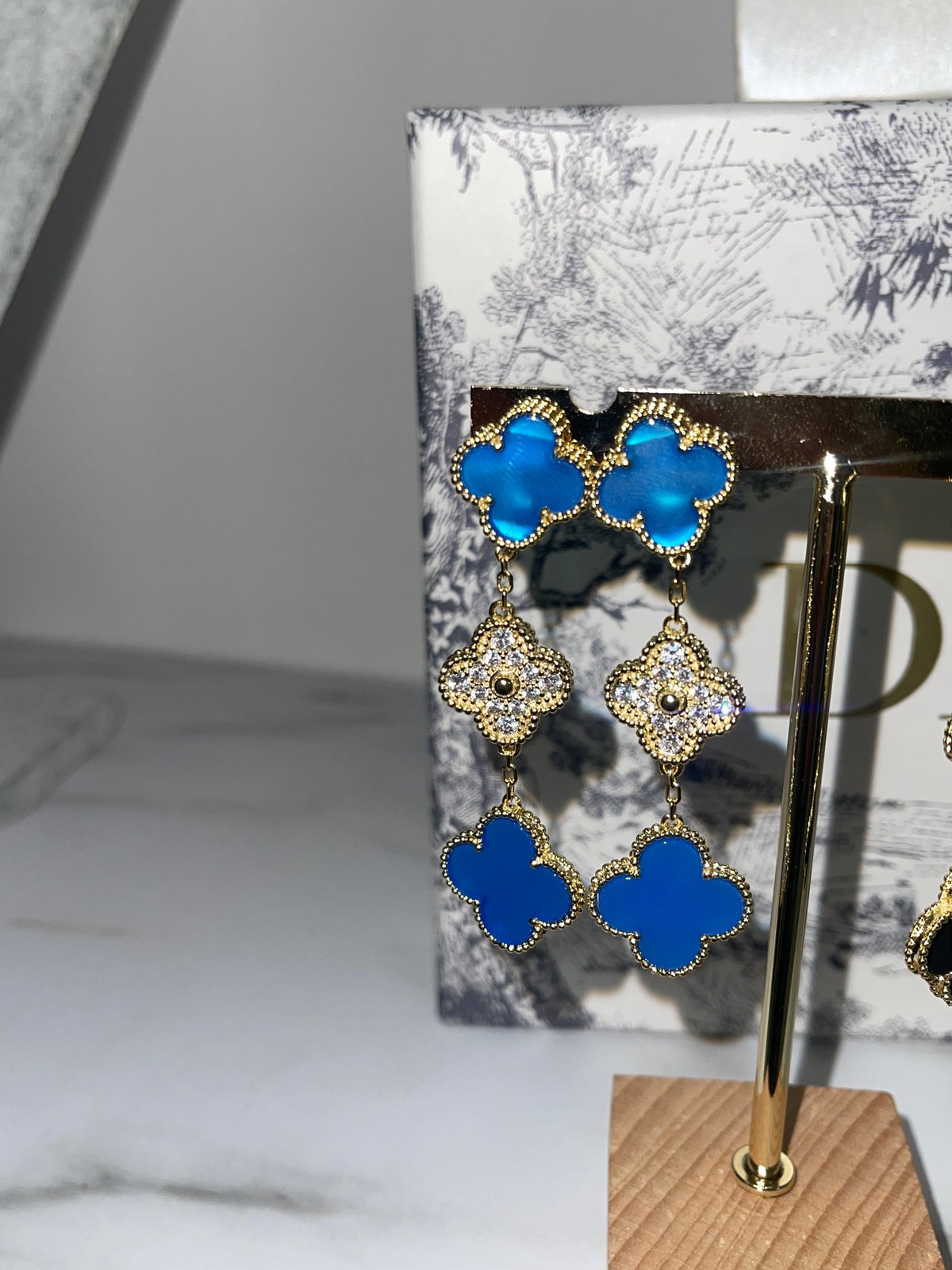 Boucles d’oreille trefle golden bleu roi