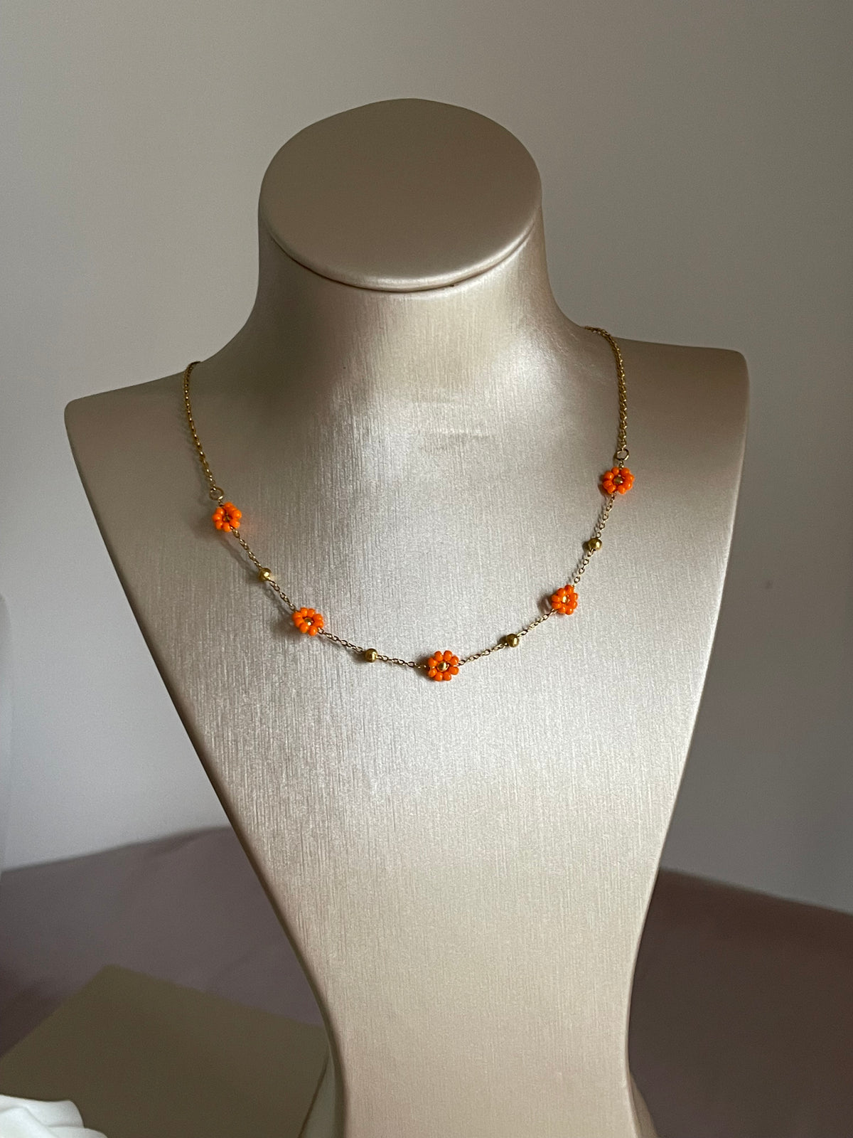 Collier Hollidays orange