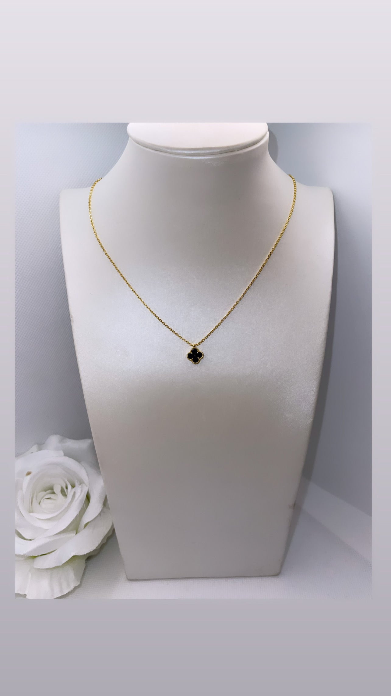 Collier Ras de Cou avec Pendentifs Coeurs Trèfle à 4 Feuilles pour Fem Collier Ras de Cou avec Pendentifs Coeurs Trèfle à 4 Feuilles pour Fem