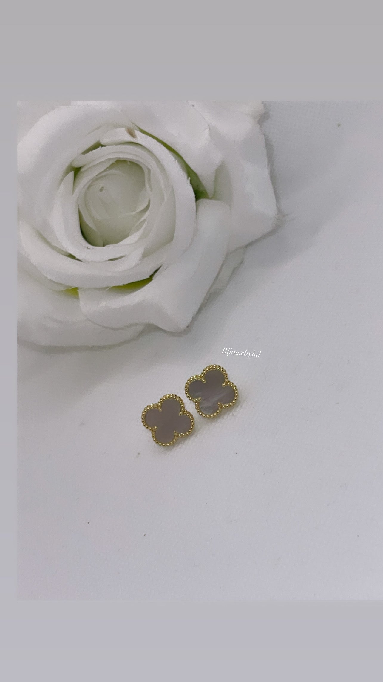 Boucles d’oreilles trèfle blanc